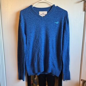 Hollister Men's V-Neck Sweater in Deep Blue